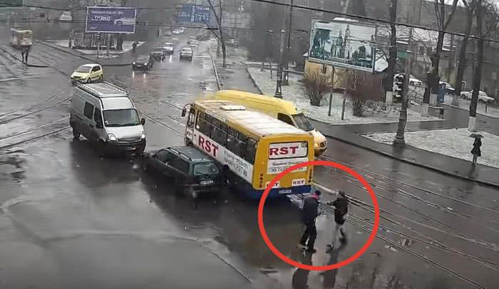 В Одессе два водителя подрались на перекрестке не желая пропустить друг друга (видео)