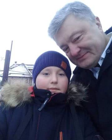 Порошенко повторил пиар ход Путина: сфотографировался с плачущим ребёнком