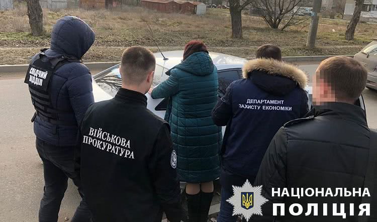 Требовала «откат» за 16 контейнеров: в Одессе задержали сотрудницу таможни. Фото, видео