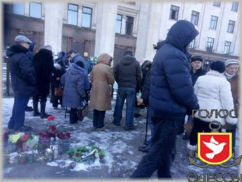 Фотофакт: одесситы помнят трагедию 2 мая в Доме профсоюза Фотофакт: одесситы помнят трагедию 2 мая в Доме профсоюза