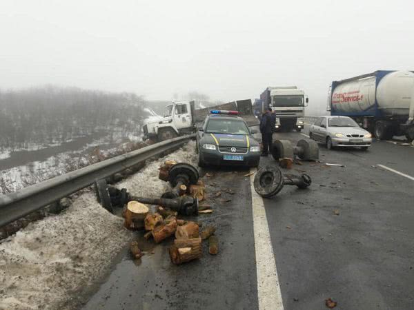 На трассе Одесса — Киев произошло 6 ДТП: для безопасности на аварийном участке дежурят копы (фото)