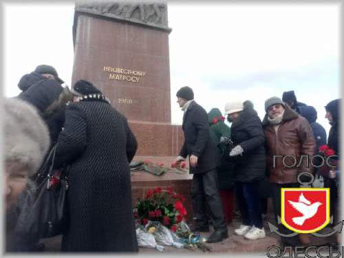 Фотофакт: 23 февраля одесситы возложили цветы к памятнику Неизвестному матросу Фотофакт: 23 февраля одесситы возложили цветы к памятнику Неизвестному матросу