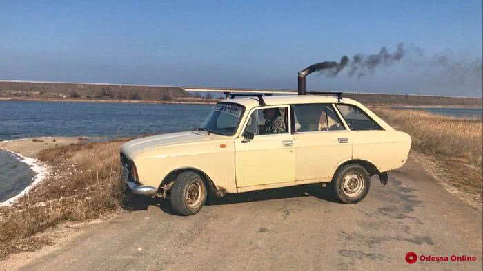Под Одессой ездит автомобиль с буржуйкой внутри (фото)