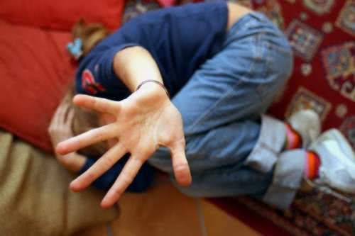 14-летний подросток, изнасилованный отцом, повторил издевательства над шестиклассником, снимая на видео