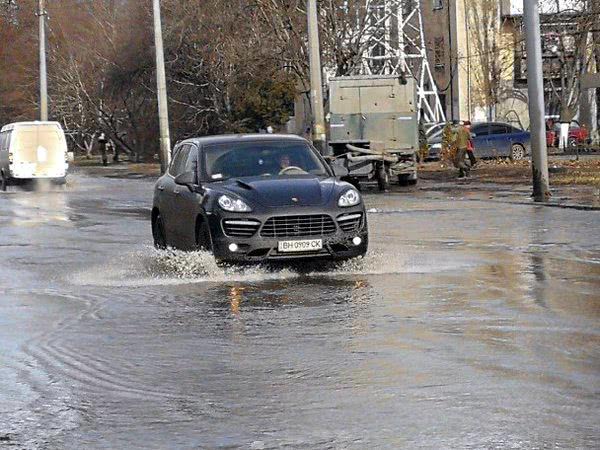 В Одессе незаконно установленный рекламный щит повредил водопровод. Мэрия нашла оправдание
