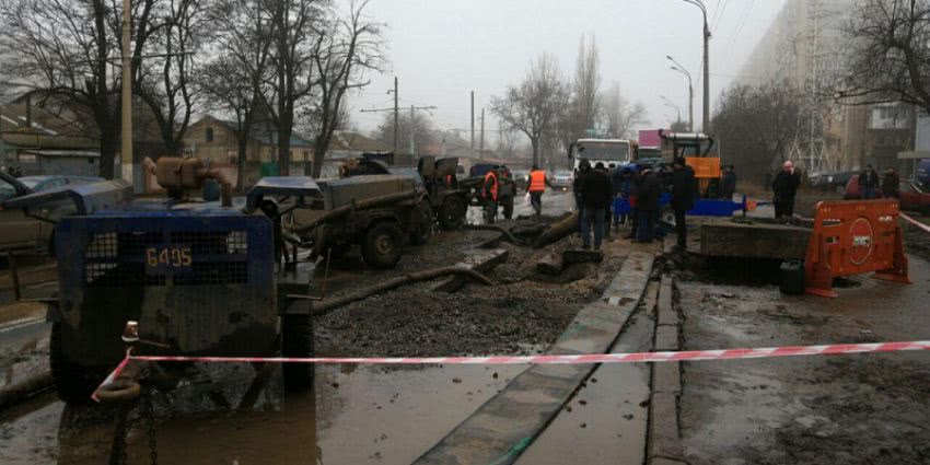 Масштабний прорив трубопроводу в Одесі: три райони залишилися без води, на місці аварії перекрили дорогу