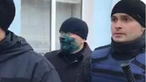 Кандидата в президента Вилкула облили зелёнков в Бердянске