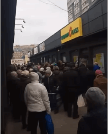 Битые стёкла и кровь: в Днепре люди штурмовали секонд–хенд
