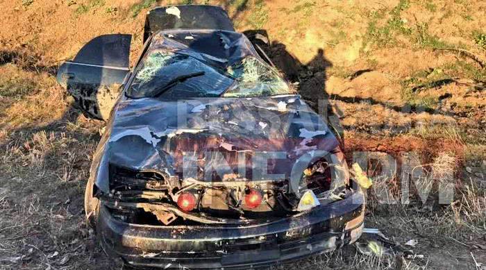 На одесской трассе автомобиль разбился всмятку из-за палки на дороге