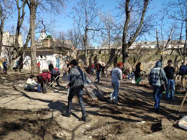 В Летнем театре впервые за много лет садили деревья