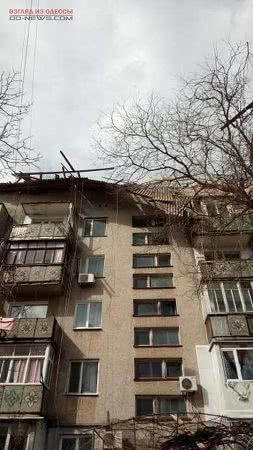 В Одесской области из-за ветра, пострадала крыша многоэтажного дома