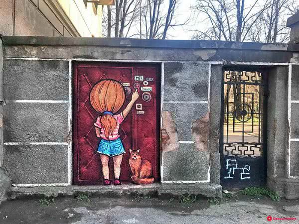 На проспекте Гагарина появился стрит-арт на тему одесской коммунальной квартиры