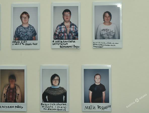 В Одессе открылась арт-выставка «Что важно» с работами «солнечных» людей (фоторепортаж)