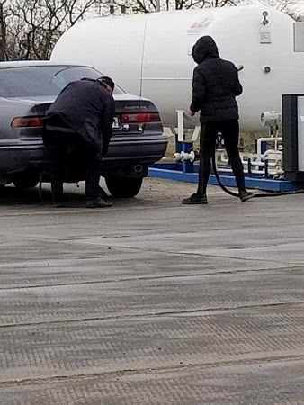 В Одесской области правоохранители нашли нелегальную автозаправку, на которой работала девочка-подросток. Фото