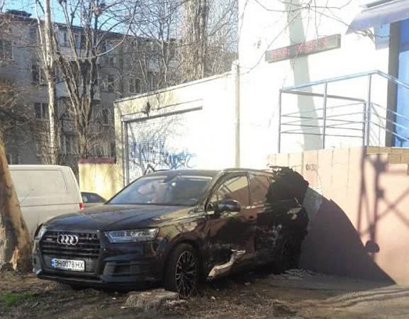 В Одессе иномарка задом протаранила стену дома. Фото