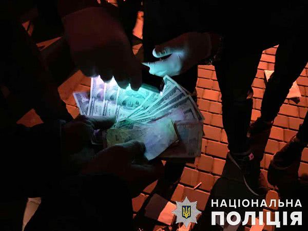 В Одессе таможенника поймали на взятке от торговца конфискатом