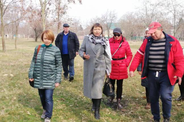 Одесситы высадили в парке 411 батарея молодые деревья (фото)
