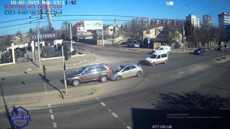 В Одессе внедорожник пострадал, пока пропускал пешехода (видео)