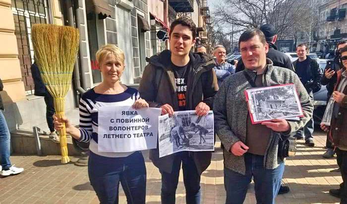 Волонтеры «Летнего театра» явились в полицию с орудиями «преступления»