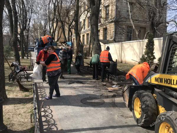 Одесские коммунальщики убирают мусор, который оставили волонтеры в Горсаду (фото)