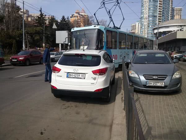 В Аркадию не ходят трамваи — их заблокировал автохам. Фото