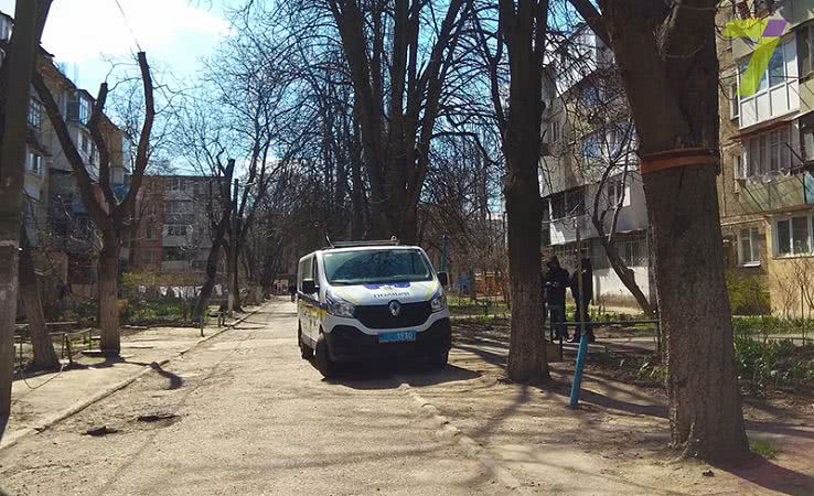На одесских Черемушках разборки с коллекторами: из квартиры выселяют семью (фото)