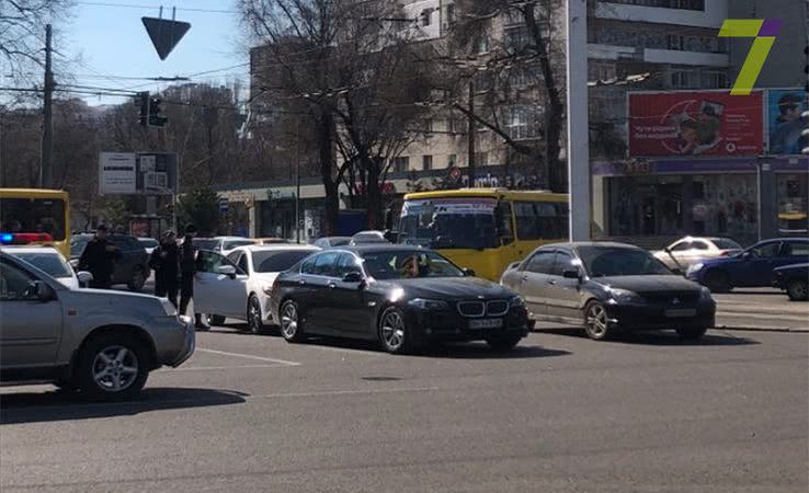 Две элитные иномарки не поделили дорогу в Одессе (фото)
