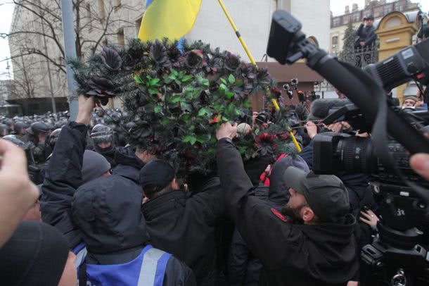 Марш националистов : пока Порошенко "прячется" в Черновцах, в Киеве Нацкорпус выставил манекен Глатковского и забросал силовиков венками Марш националистов : пока Порошенко "прячется" в Черновцах, в Киеве Нацкорпус выставил манекен Глатковского и забросал силовиков венками