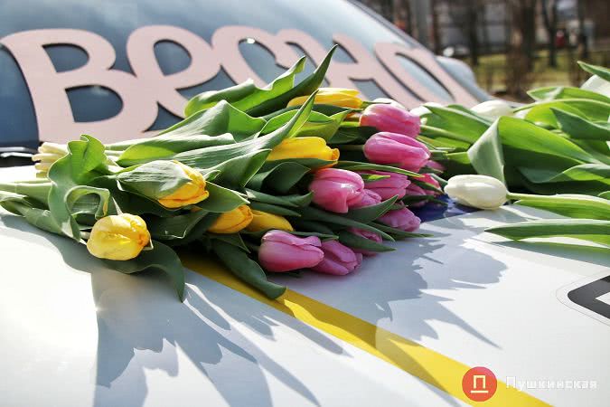 На площади 10 апреля копы тормозят одесситок за рулем и вручают им цветы. Фото