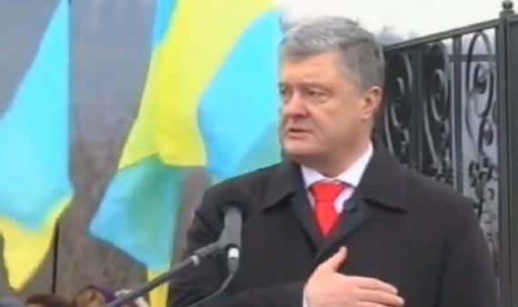 Выступая на Закарпатье Порошенко поблагодарил всех, кто защищает врагов