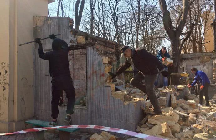 Под видом «субботника» волонтеры разгромили частную собственность в Летнем театре и оставили горы мусора после себя (фото)