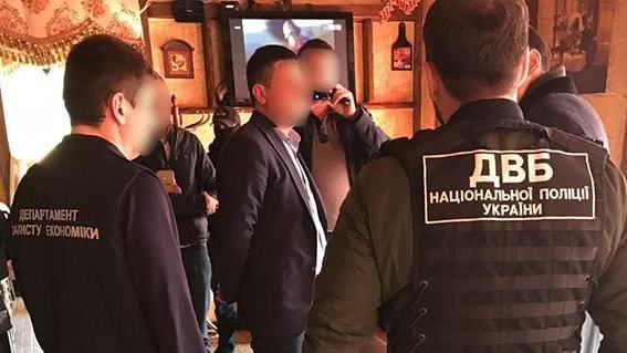 В Одесской области чиновник исполнительной службы пытался подкупить высокопоставленного полицейского. Фото