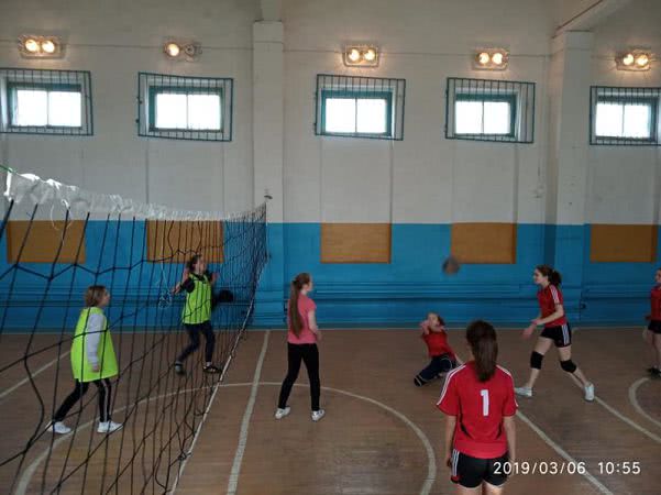 В Белгород-Днестровском районе девушки ко Дню 8 Марта играли в волейбол