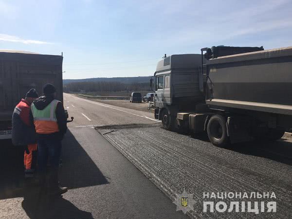 На трассе в Одесской области грузовик наехал на ремонтников, есть погибшие. Фото