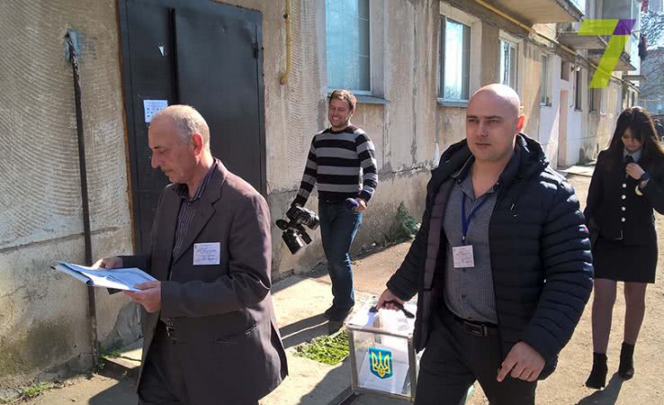 В Великодолинском избирателям нужно идти пешком 5 км к участку: автобусов нет (фото)