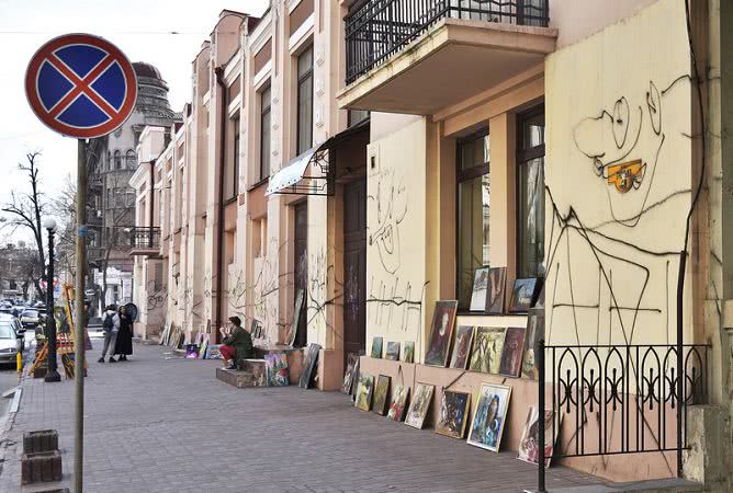 Картины против граффити: в Одессе художники провели выставку против вандализма (фото)