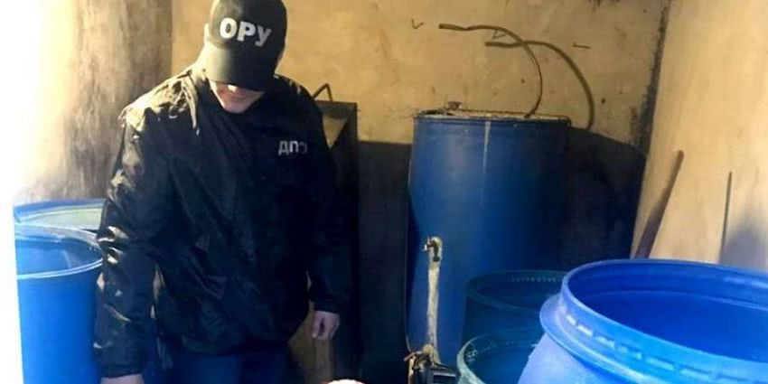 В Одеській області викрили цех з виробництва фальсифікованого алкоголю