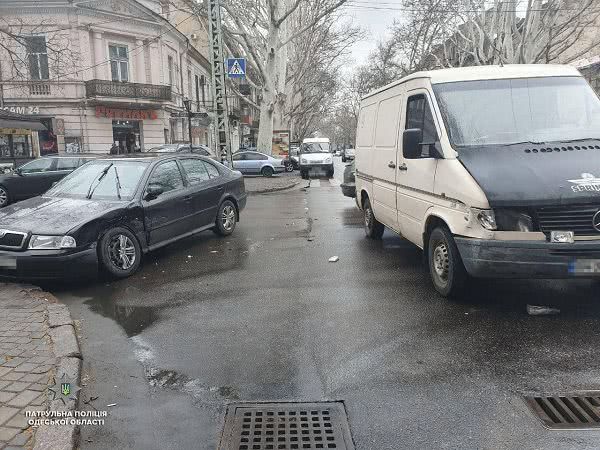 Несовершеннолетняя девочка-пассажир пострадала в ДТП в центре Одессы (фото)