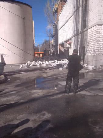 Обвал стройки на Таирова: в мэрии заявили, что бабушка упала сама, а строители помогли ей «из человеческих побуждений»