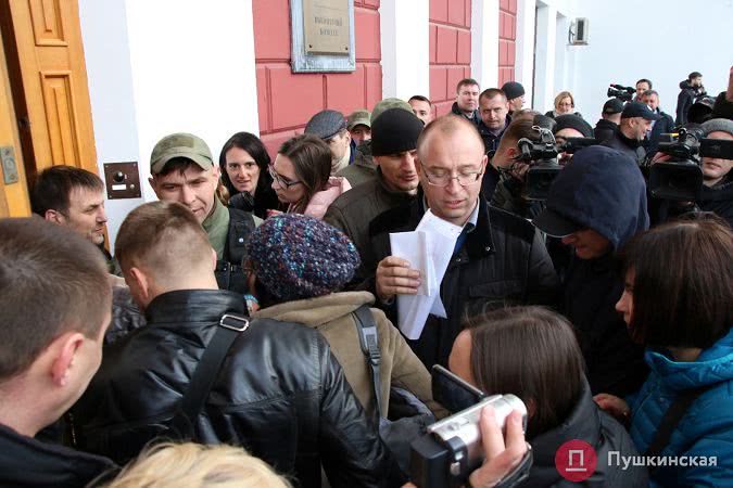 Активисты собрались под зданием горсовета и митинговали против застройки Летнего театра. Фото