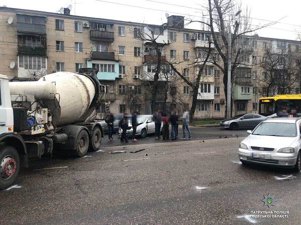 В Одессе бетономешалка столкнулась с 5 автомобилями, есть пострадавшие. Фото