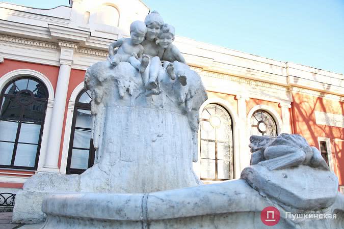 Вандалы, отломавшие ногу мраморному ребенку в центре Одессы, сподвигли мэрию на капремонт всего фонтана. Фото