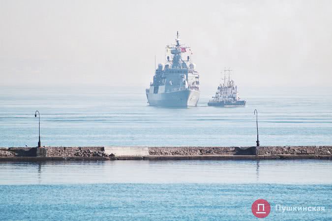 В Одесском порту пришвартовались сразу два военный турецких судна. Фото
