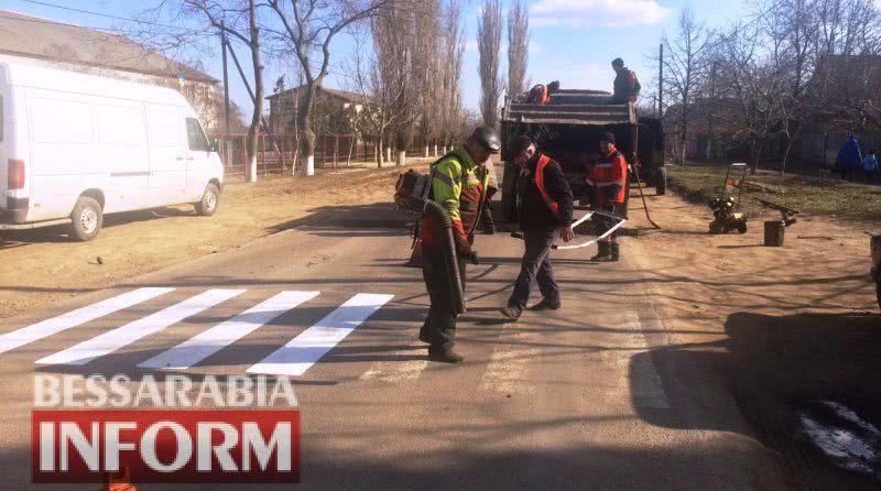 Достучались: требование жителей Мологи выполнили. Возле сельской школы устанавливают «лежачие полицейские»