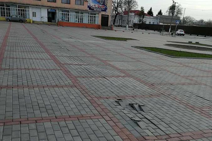 В Килии грузовой автомобиль серьезно повредил тротуарную плитку вдоль Центральной площади