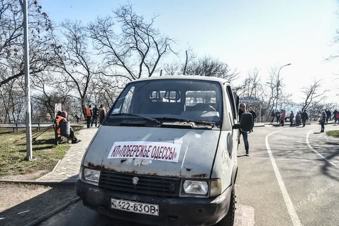 Сотрудники одесской мэрии провели субботник на склонах «Дельфина» (фото)