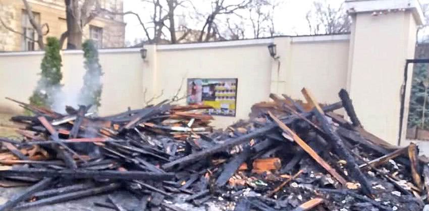 Скандал в Летнем театре: мусор не вывезли и подожгли