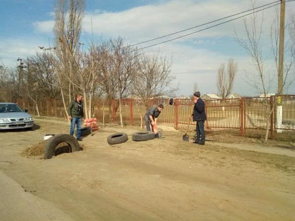 В Белгород-Днестровском районе возле школы вкапывают автомобильные колеса