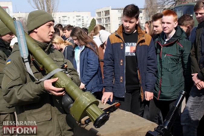 Территорию батальона Нацгвардии в Измаиле сегодня "оккупировали"...школьники