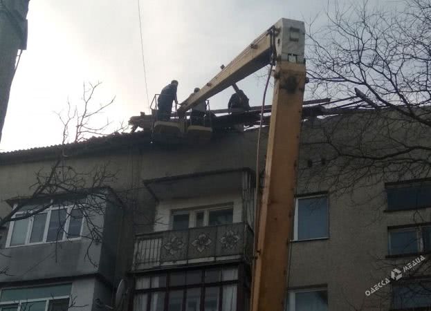 В Одесском регионе шквальный ветер повалил деревья и снес крышу (фото)